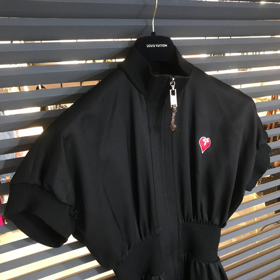 もこ様の 新品同様 ルイヴィトン ハート 半袖 ジップアップ チュニック ブラッ
