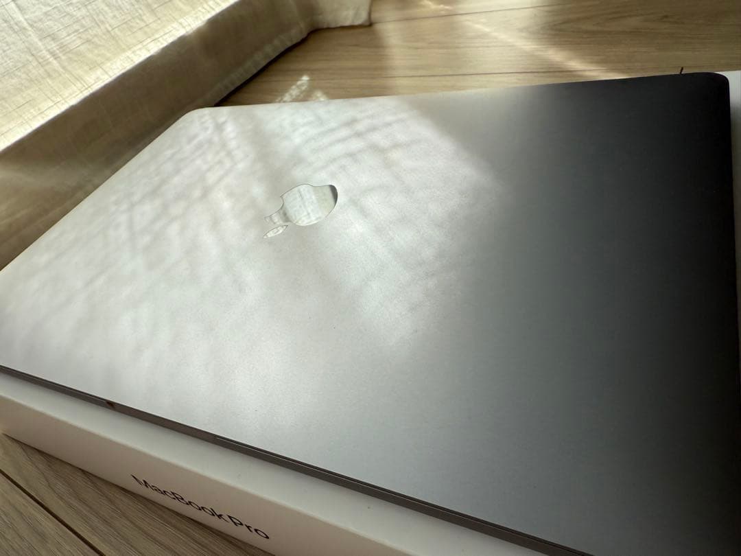 【美品】MacBookPro 13インチ Touch Bar搭載モデル2020