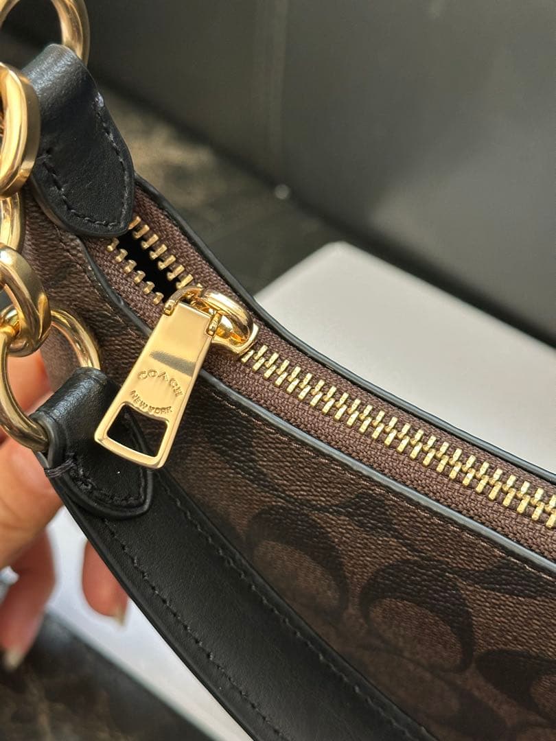 COACH ロゴ入りブラウンバッグ