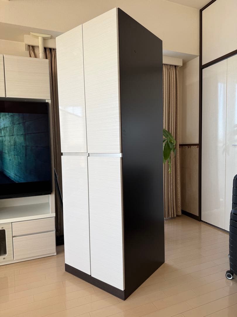 アン ホワイトとダークブラウンの大型収納キャビネット