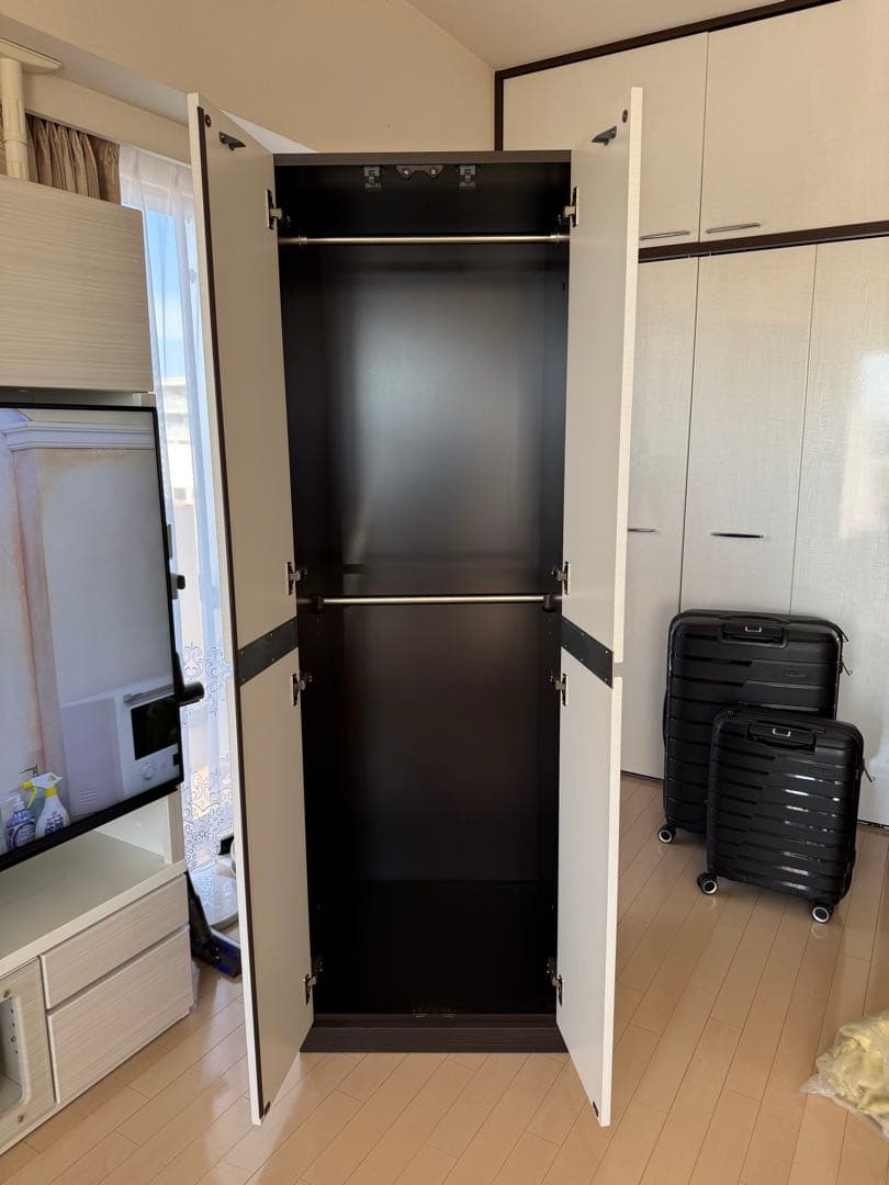 アン ホワイトとダークブラウンの大型収納キャビネット