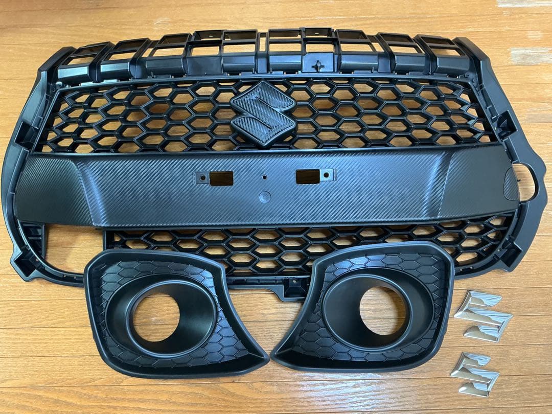 スイフトスポーツzc33sのフロントグリル・フォグランプベゼル・エンブレム