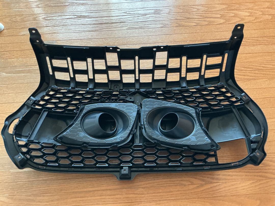 スイフトスポーツzc33sのフロントグリル・フォグランプベゼル・エンブレム