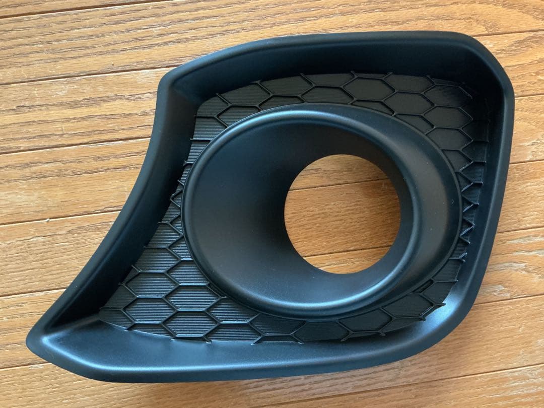 スイフトスポーツzc33sのフロントグリル・フォグランプベゼル・エンブレム