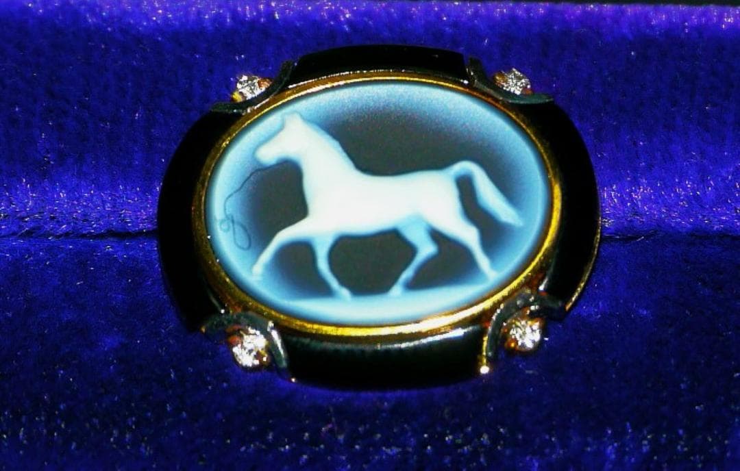 あ*ー様 質感あるk18ゴールド・ダイヤ・プラチナ・カメオ 馬モチーフカフスタイ