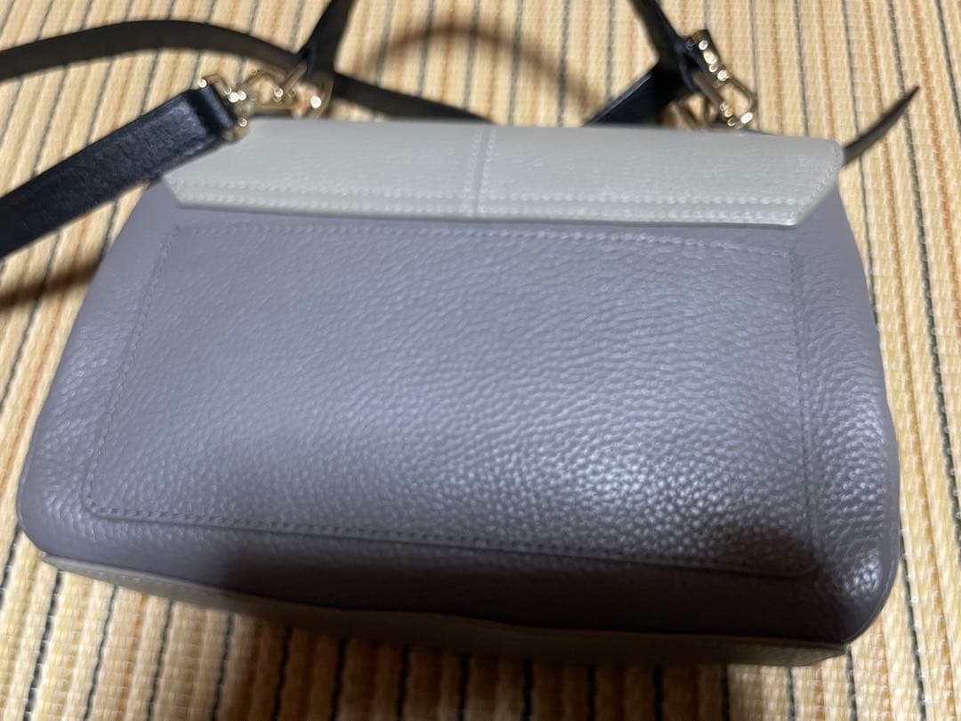 フルラ ショルダーバッグ ダフネ レザー アーチロゴ