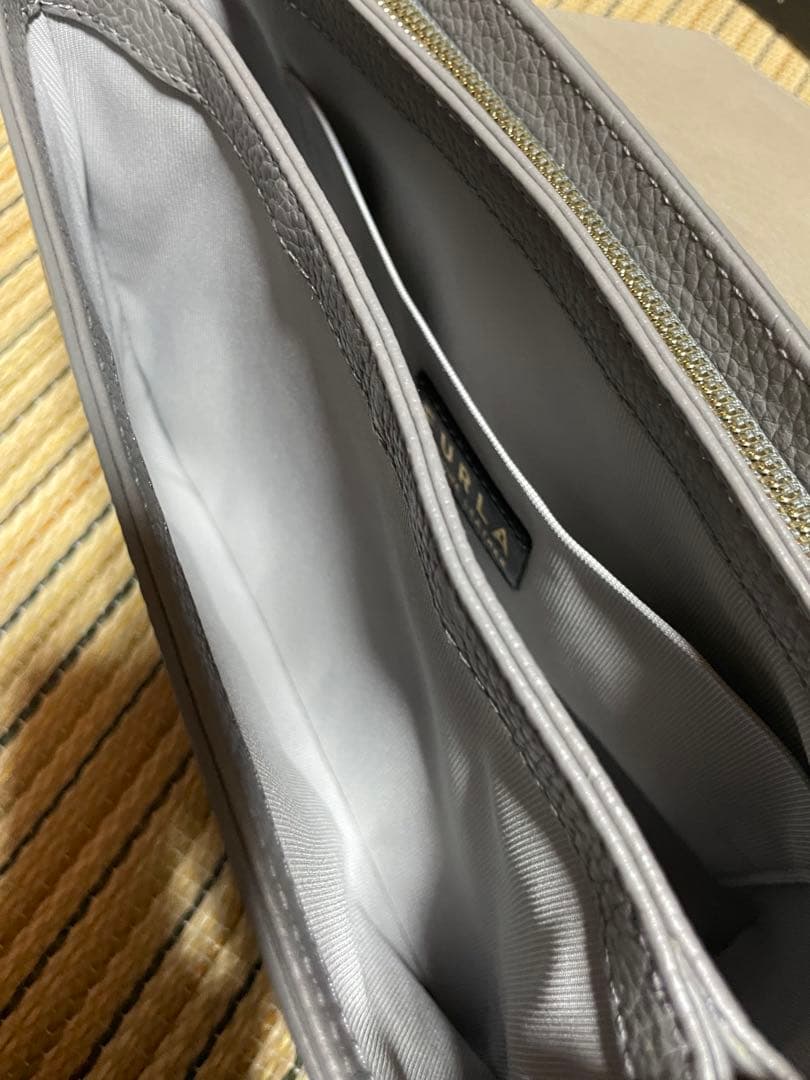 フルラ ショルダーバッグ ダフネ レザー アーチロゴ