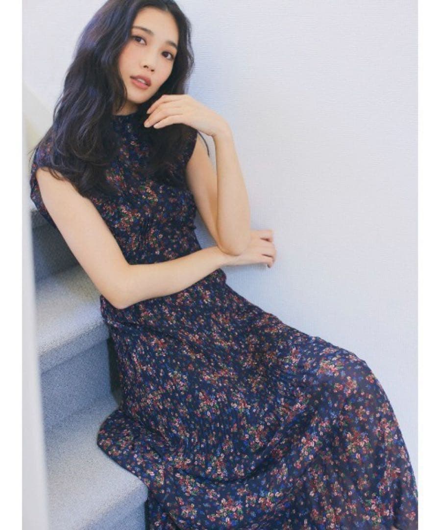 新品　fray i.d プリーツデザインシフォンプリントワンピース　ネイビー 0