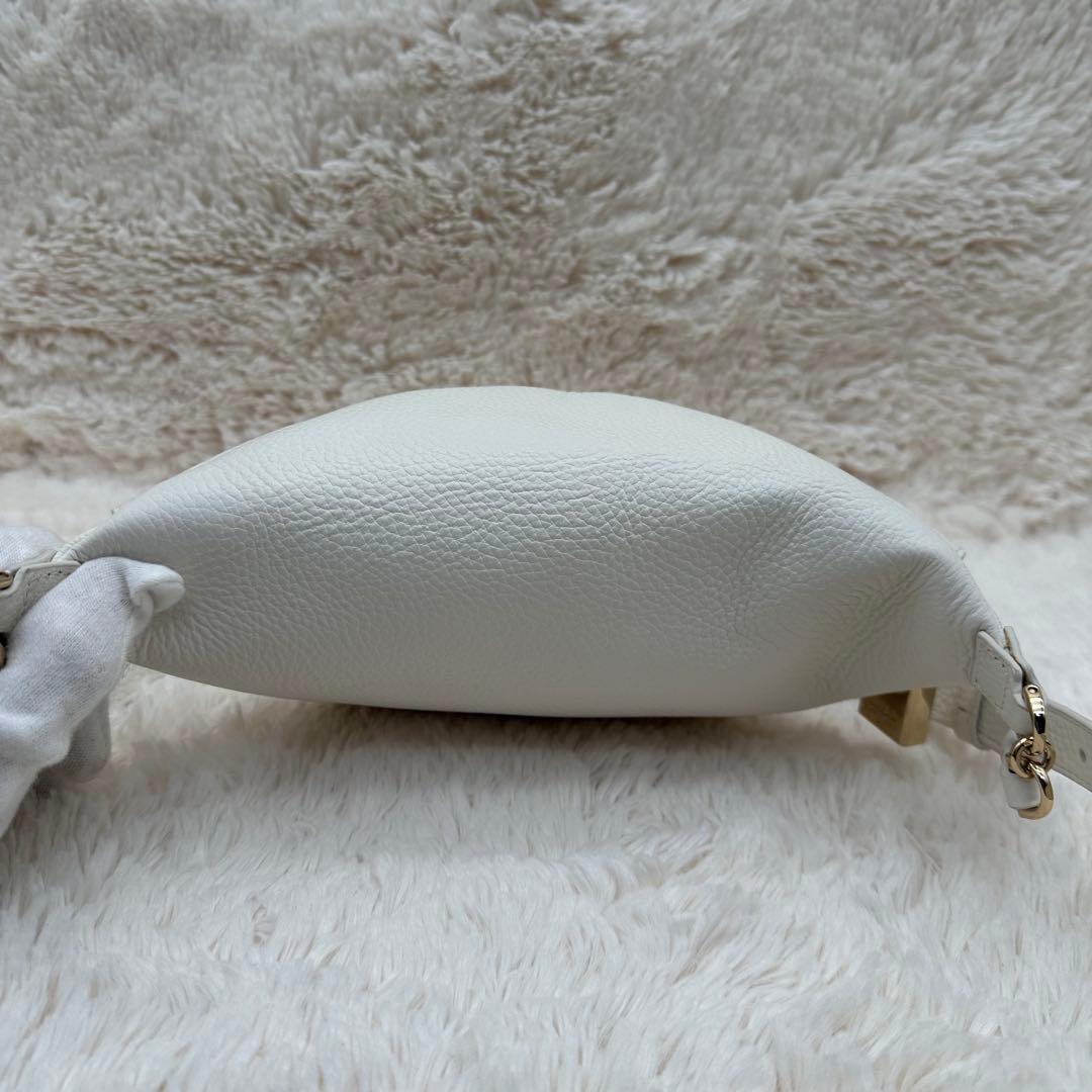 ✨極美品✨フルラ　ウエストポーチ　ボディーバッグ　オールレザー　白　男女兼用