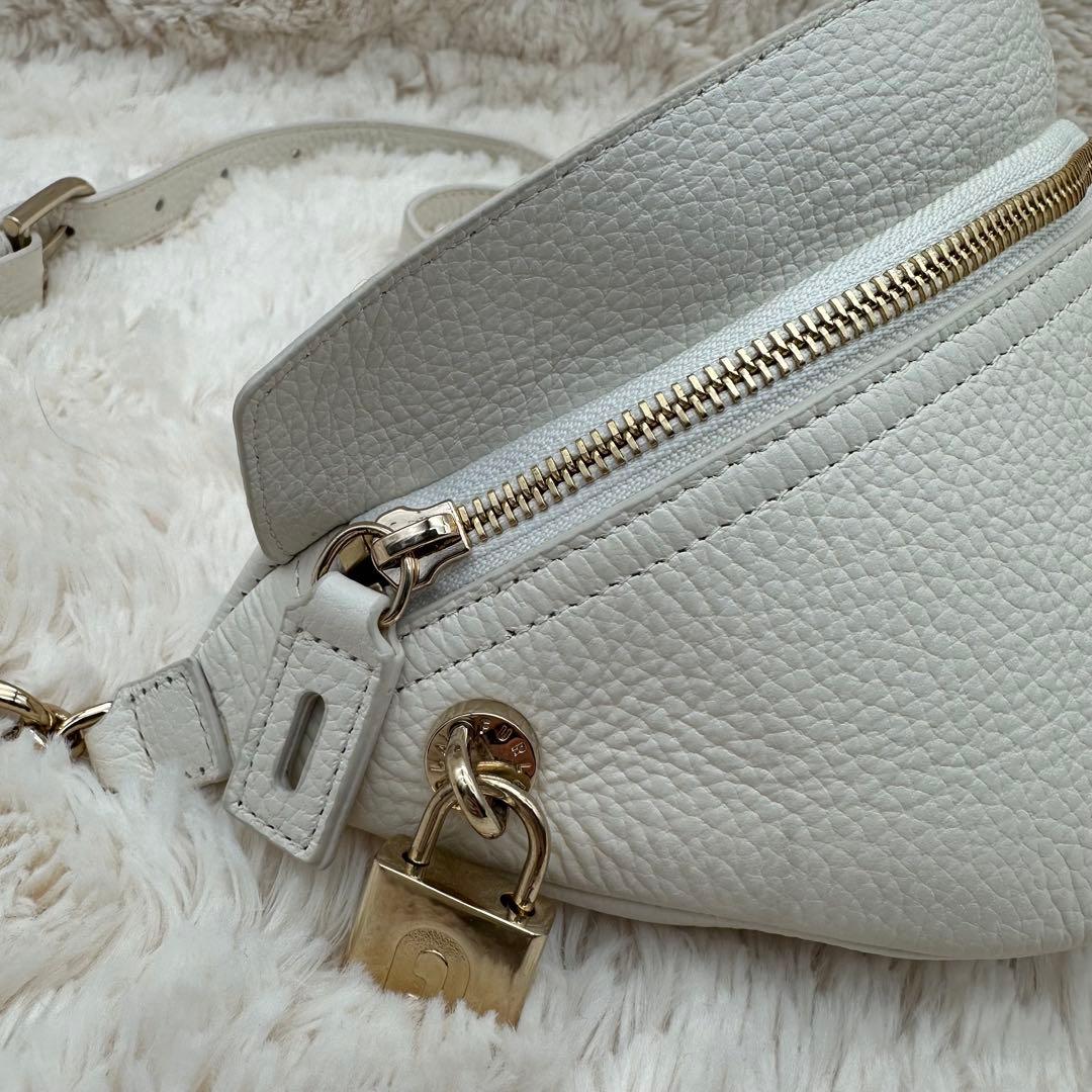 ✨極美品✨フルラ　ウエストポーチ　ボディーバッグ　オールレザー　白　男女兼用