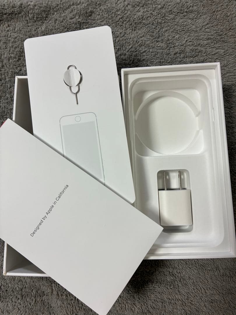 Apple iPhone SE (第2世代) 赤 ケース付き