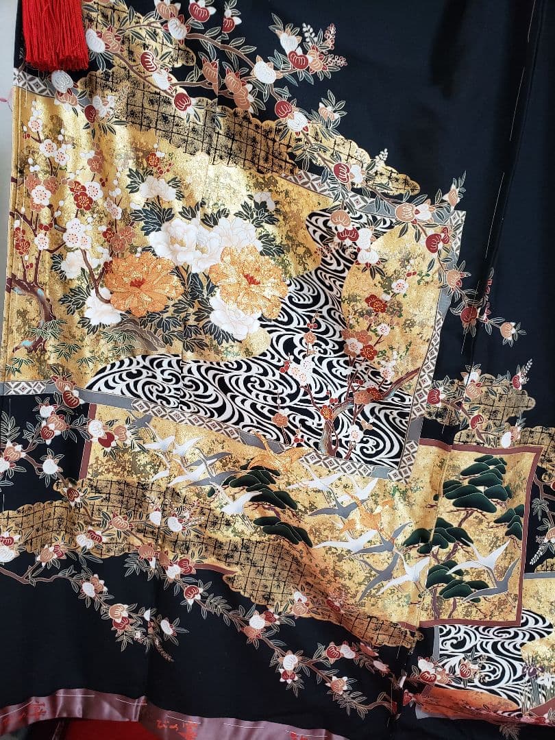 ★断捨離決行価格★ お値下げ中❗ ★黒留袖★ 金色刺繍 　高級品　未仕立て