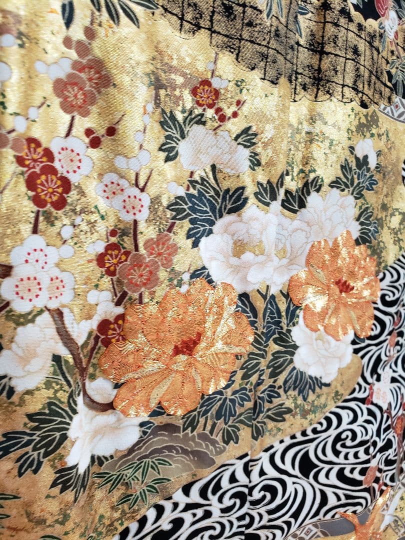 ★断捨離決行価格★ お値下げ中❗ ★黒留袖★ 金色刺繍 　高級品　未仕立て