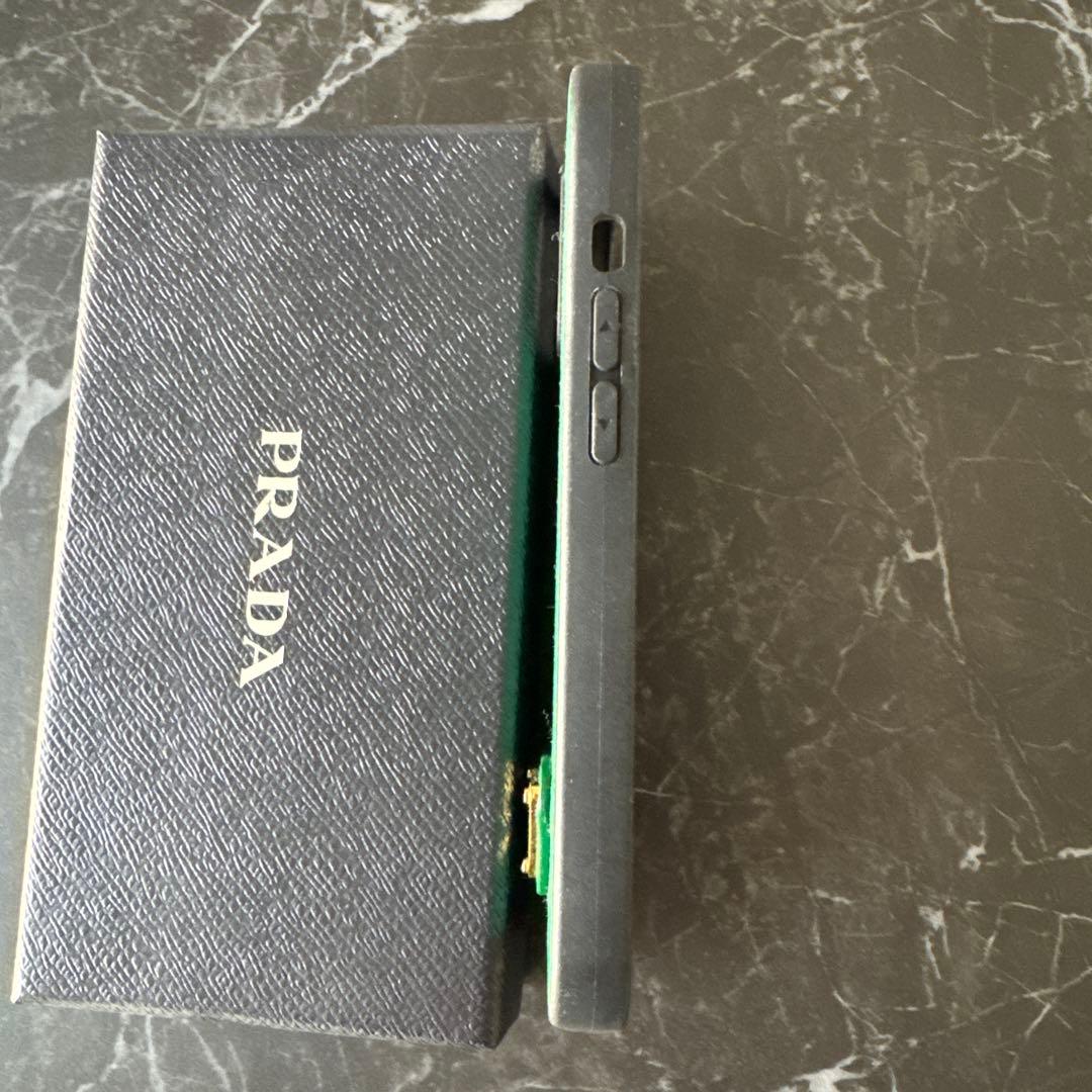 PRADA グリーン レザーiPhone13用ケース