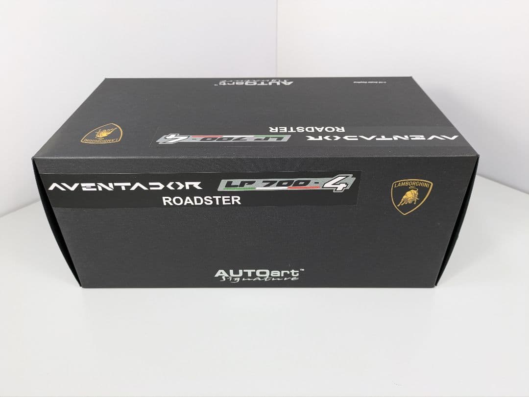 1/18　ミニカー ランボルギーニ アヴェンタドール ロードスター LP700