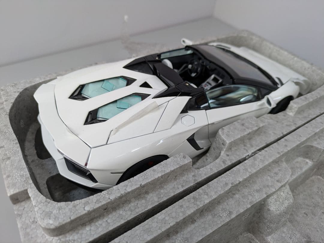 1/18　ミニカー ランボルギーニ アヴェンタドール ロードスター LP700