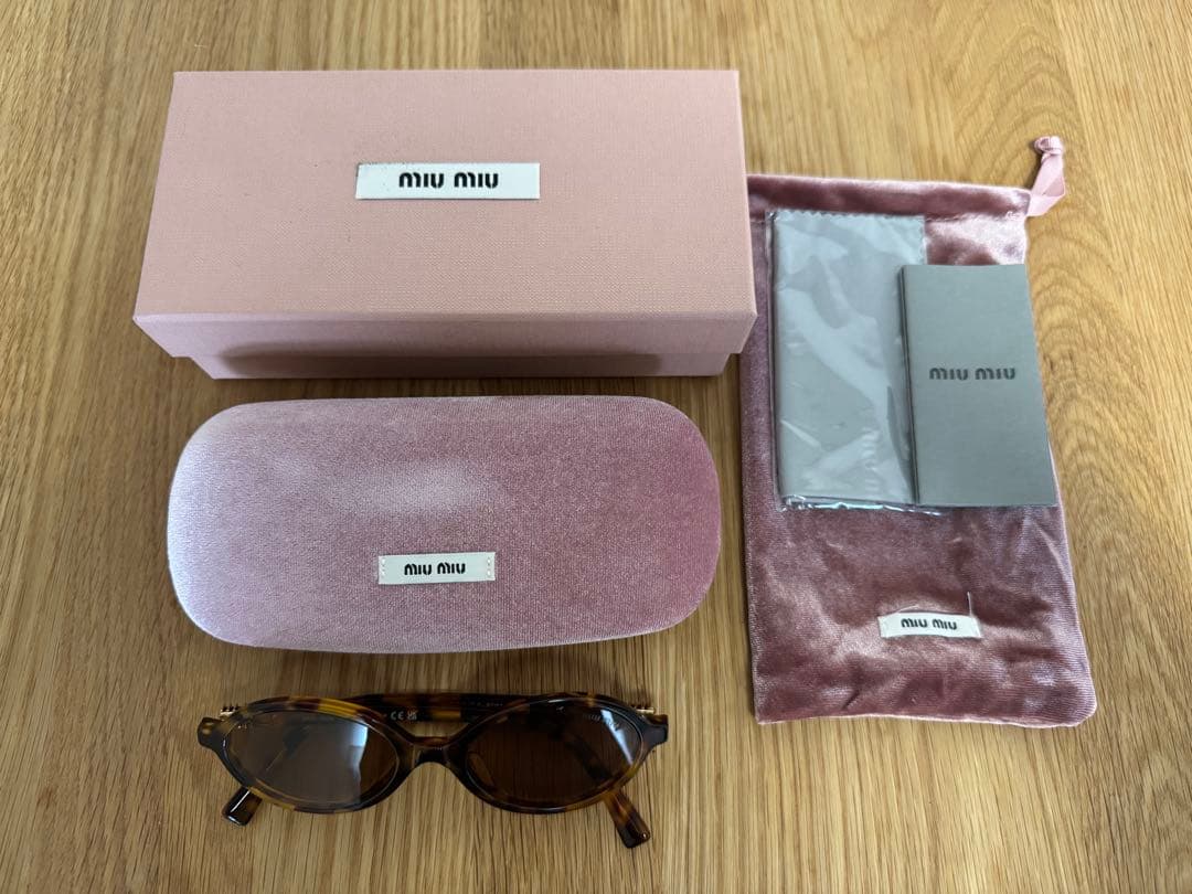 【miumiu ミュウミュウ】オーバルサングラス