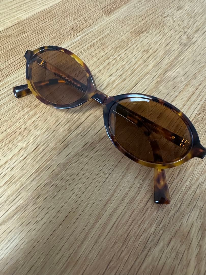 【miumiu ミュウミュウ】オーバルサングラス