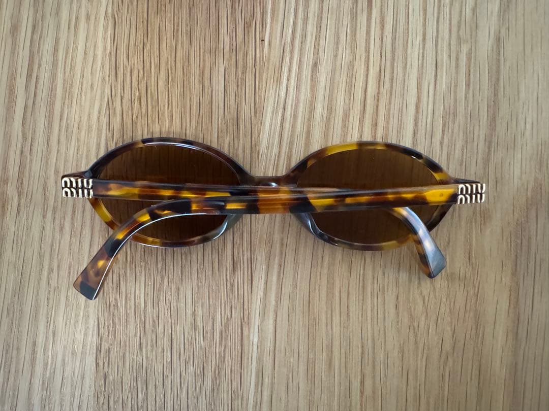 【miumiu ミュウミュウ】オーバルサングラス