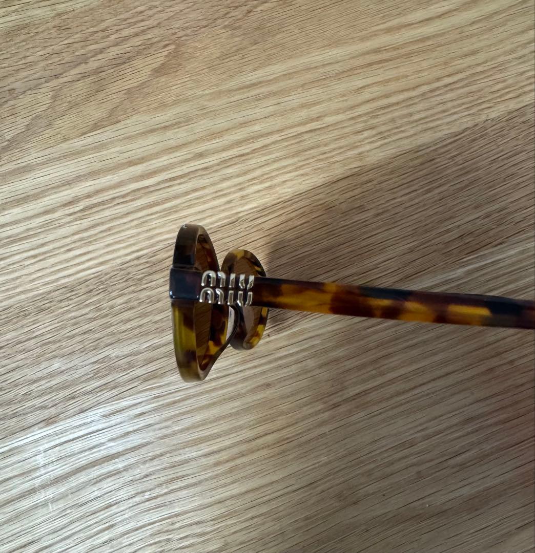 【miumiu ミュウミュウ】オーバルサングラス