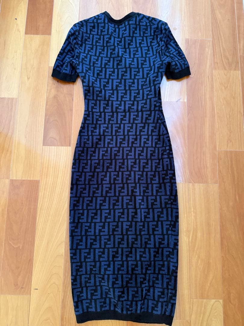 FENDI FFロゴ ニットワンピース 半袖　試着のみ