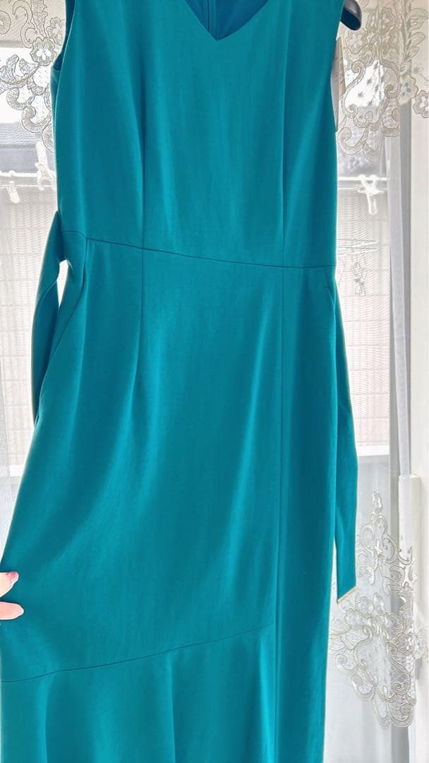 ターコイズ ノースリーブ ひざ丈ワンピース（タグ付き）