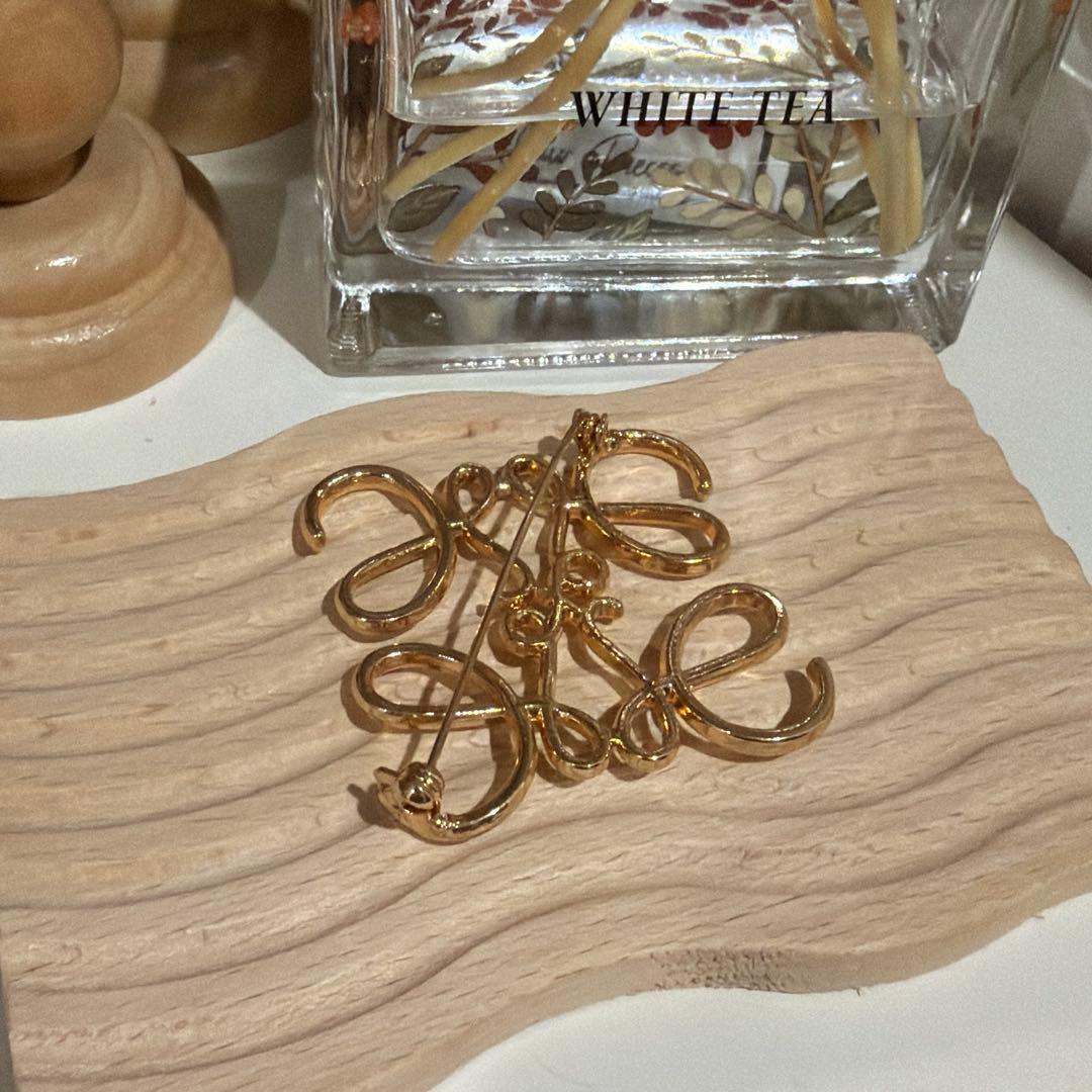 アナグラムブローチ　LOEWE ロエベ　ゴールド