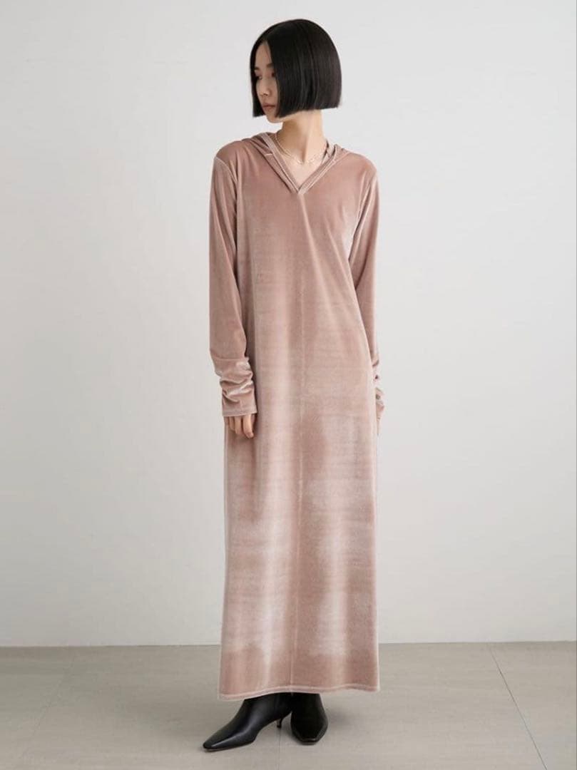 MIESROHE ミースロエ　ベロアリラクシングフーディワンピース　ベージュ1
