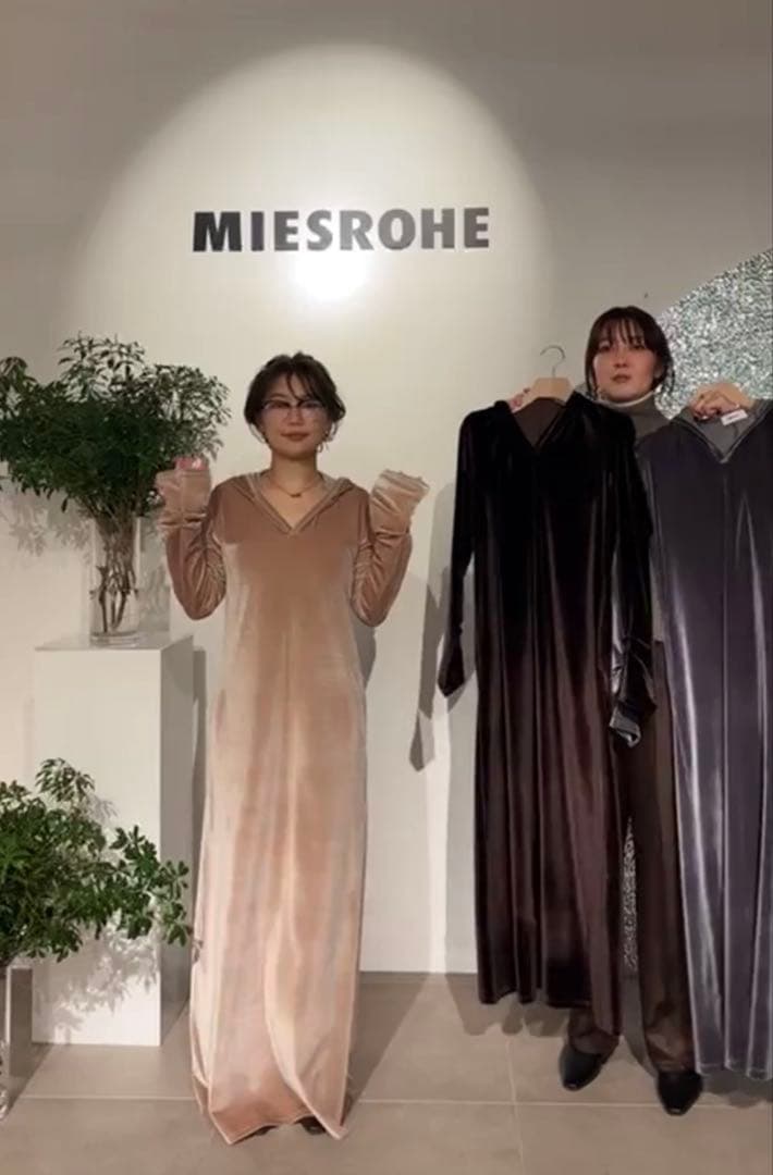 MIESROHE ミースロエ　ベロアリラクシングフーディワンピース　ベージュ1