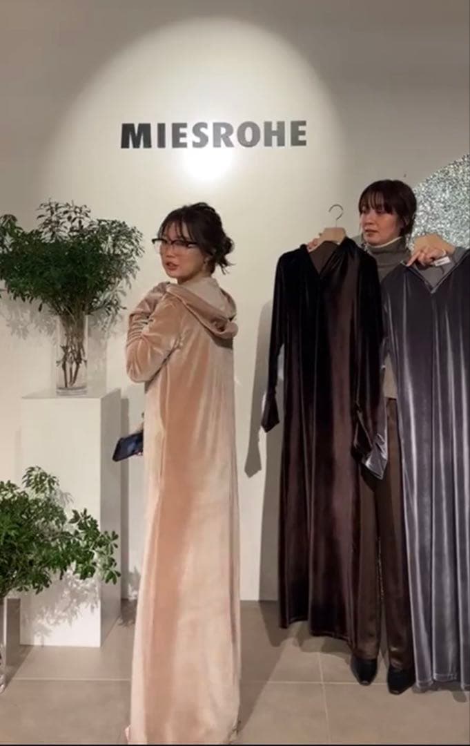 MIESROHE ミースロエ　ベロアリラクシングフーディワンピース　ベージュ1