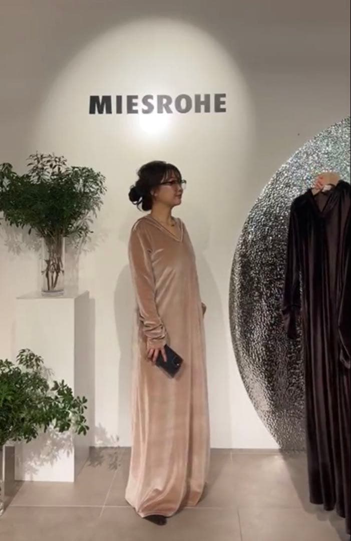 MIESROHE ミースロエ　ベロアリラクシングフーディワンピース　ベージュ1