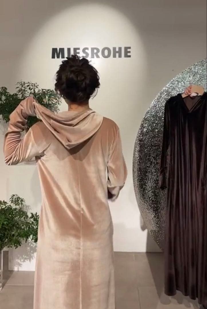 MIESROHE ミースロエ　ベロアリラクシングフーディワンピース　ベージュ1