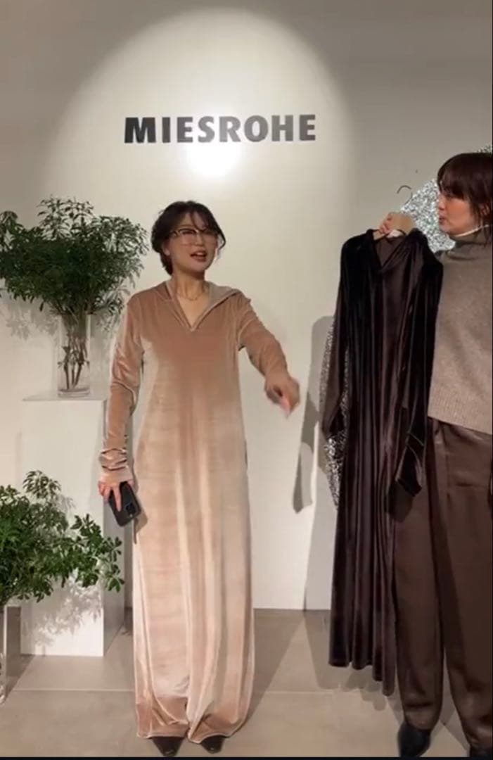 MIESROHE ミースロエ　ベロアリラクシングフーディワンピース　ベージュ1