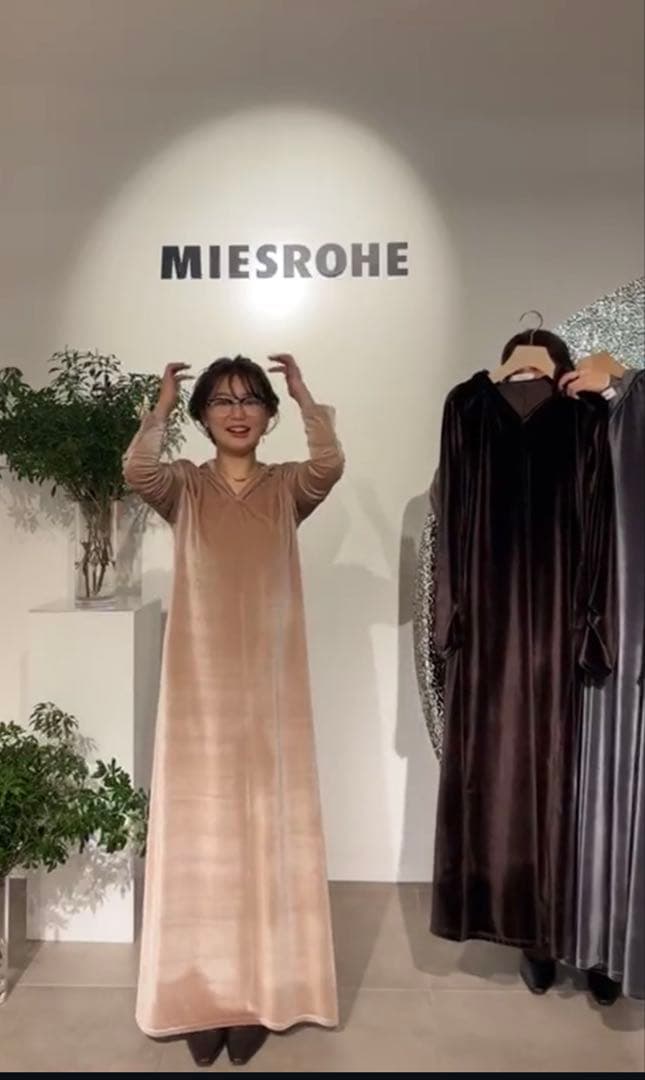 MIESROHE ミースロエ　ベロアリラクシングフーディワンピース　ベージュ1