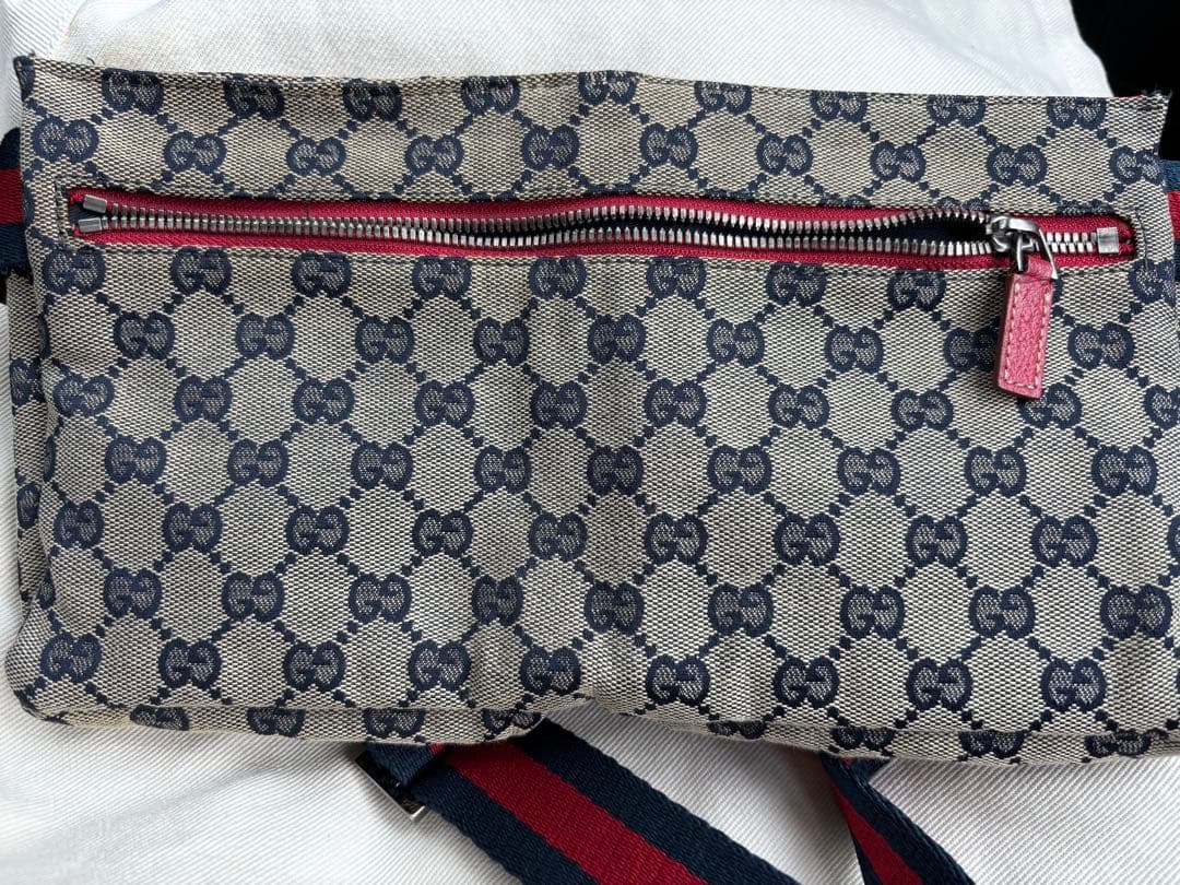 GUCCI GGボディバッグ