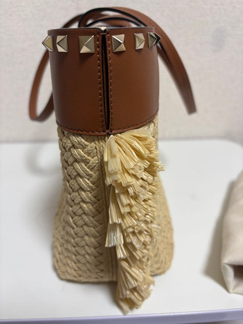 最終売切り価格　美品　ヴァレンティノガラヴァーニ　ロックスタッズ　かごバッグ