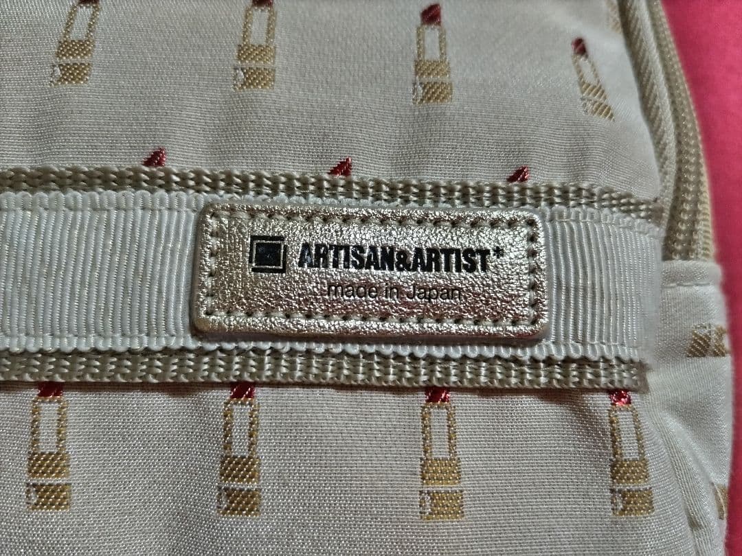 【極美品】アルティザン・アンド・アーティスト　ポーチ　大　リップ柄