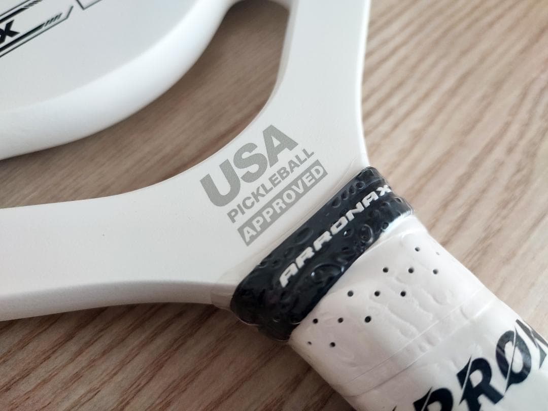 ARRONAX ELITE X3 ピックルボール パドル エッジレス 白い 黒い