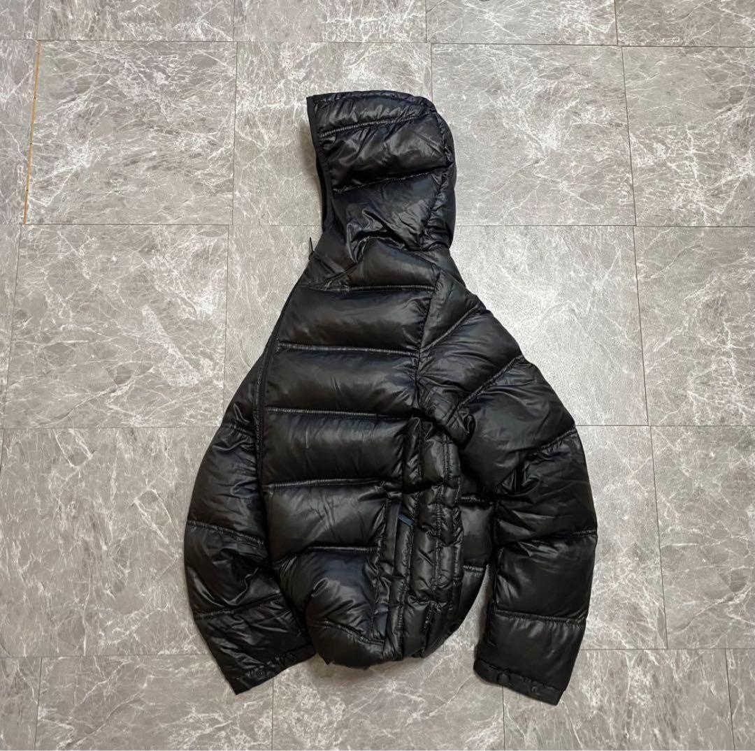 フード付き ブラック ダウンジャケット
