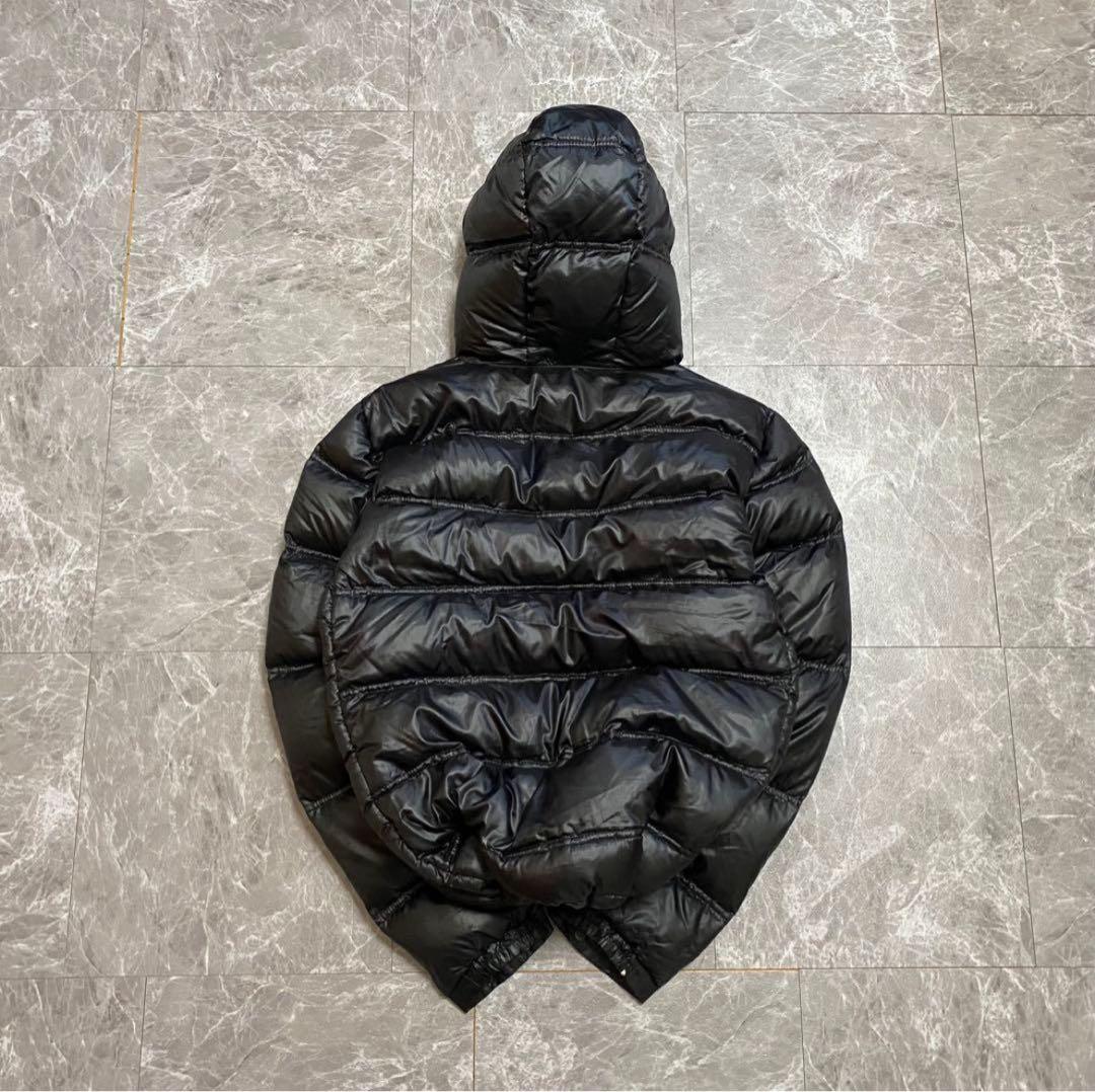 フード付き ブラック ダウンジャケット