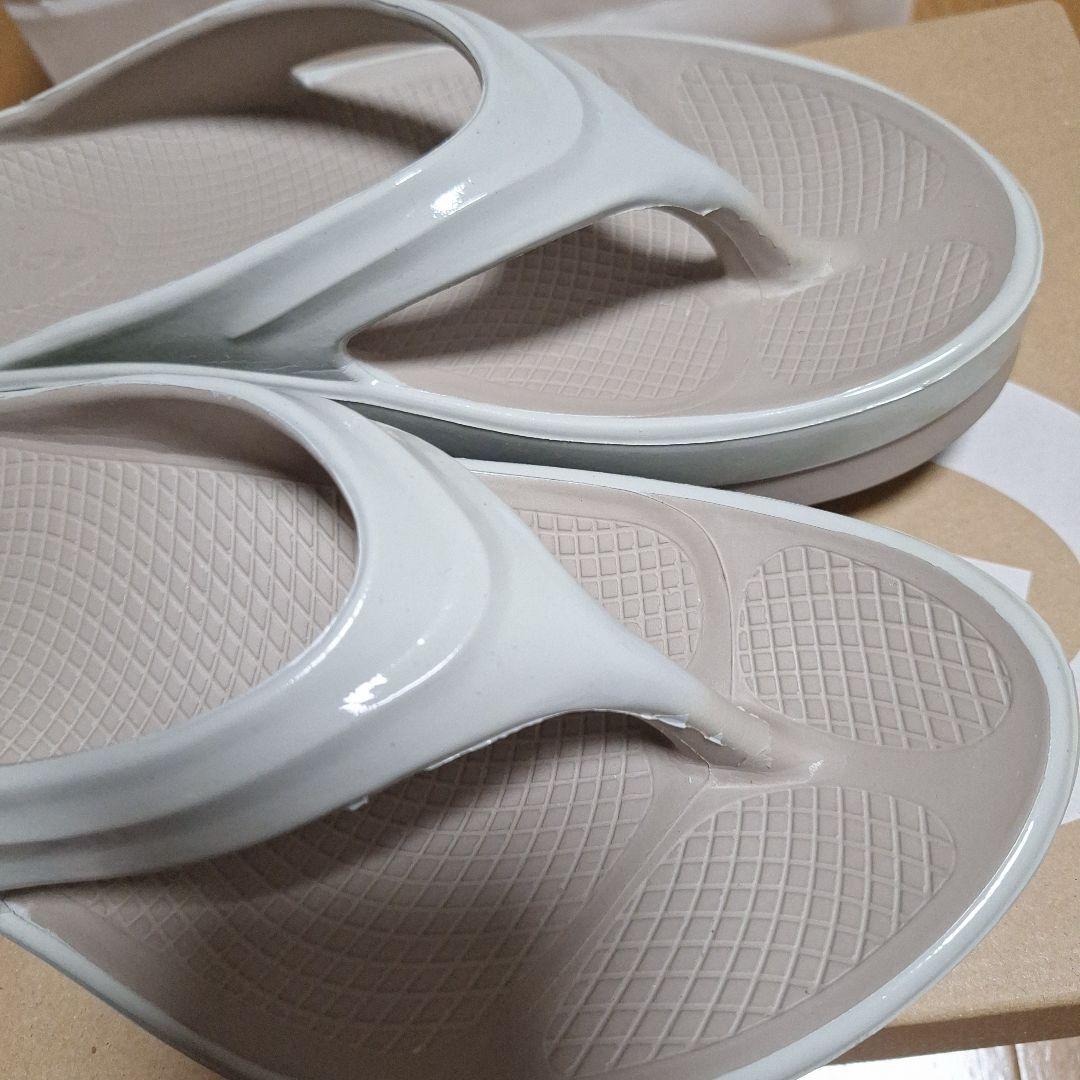 新作Oofos ウーフォス24.5～25cmメガ　ベージュ 2トーン厚底サンダル