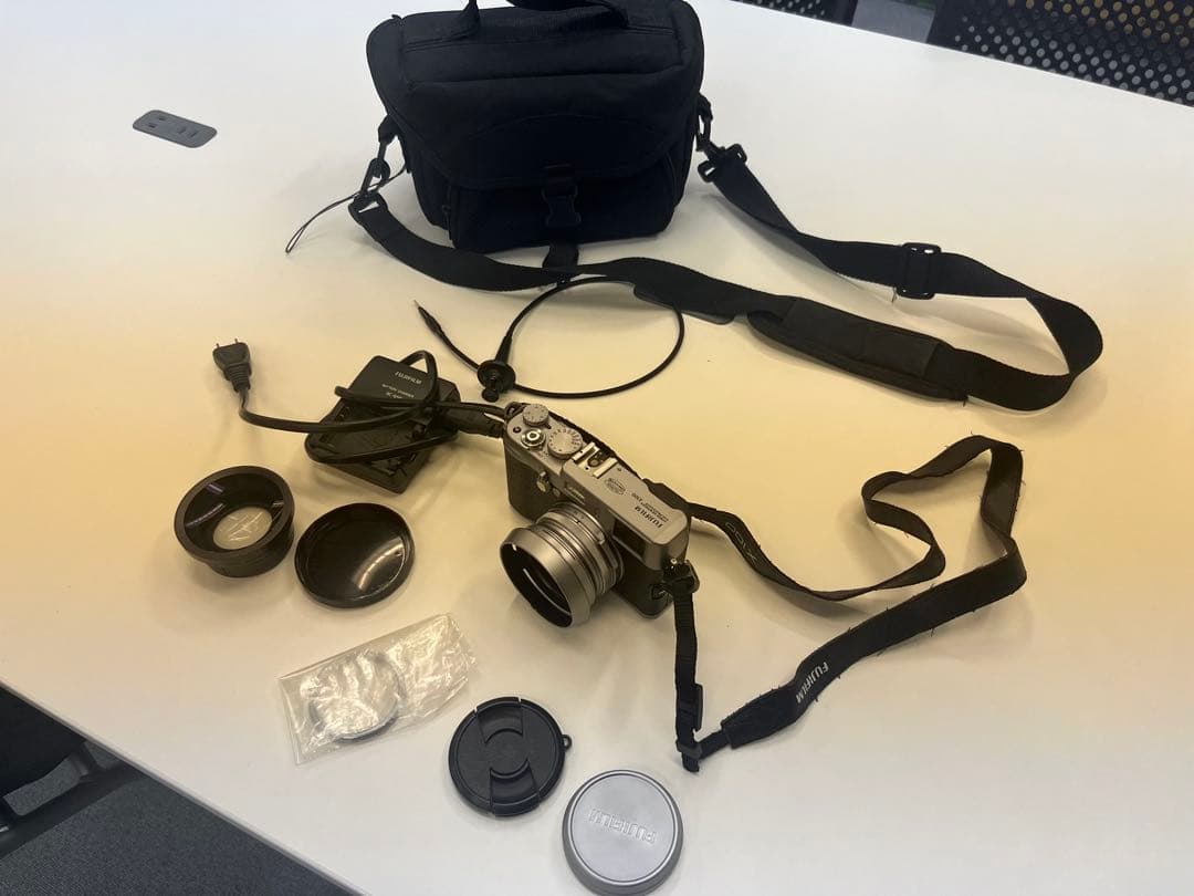 Fujifilm X100 レンジファインダーデジタルカメラ　シャッター数428