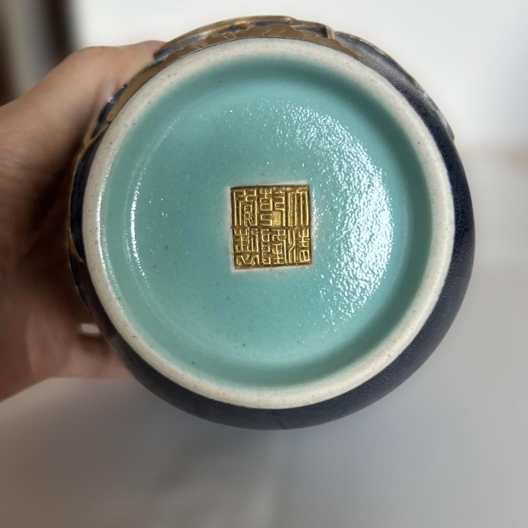 金色装飾の紺色陶器花瓶