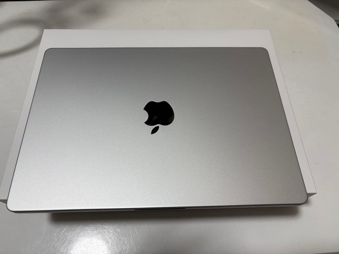 【極美品】MacBook Pro M2チップ 2024 1T SSD