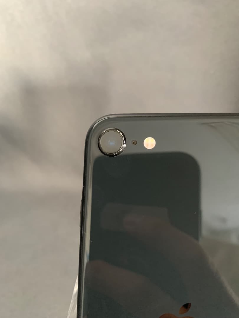 美品　国内版　SIMフリー　iPhone SE 第二世代　128GB　ブラック色