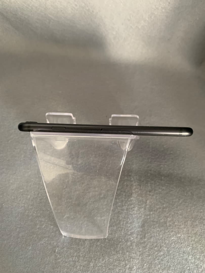 美品　国内版　SIMフリー　iPhone SE 第二世代　128GB　ブラック色