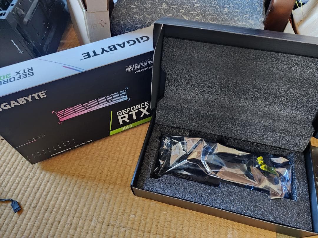 GEFORCE RTX 3090 GIGABYTE VISION 本体
