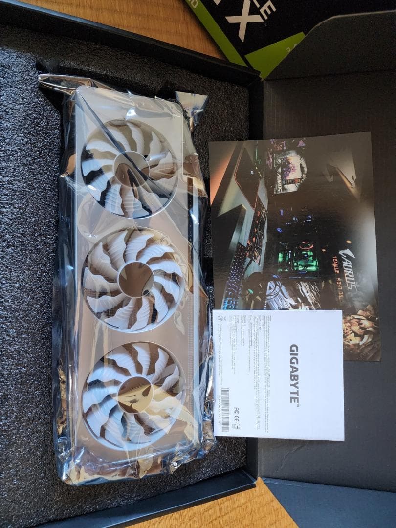 GEFORCE RTX 3090 GIGABYTE VISION 本体