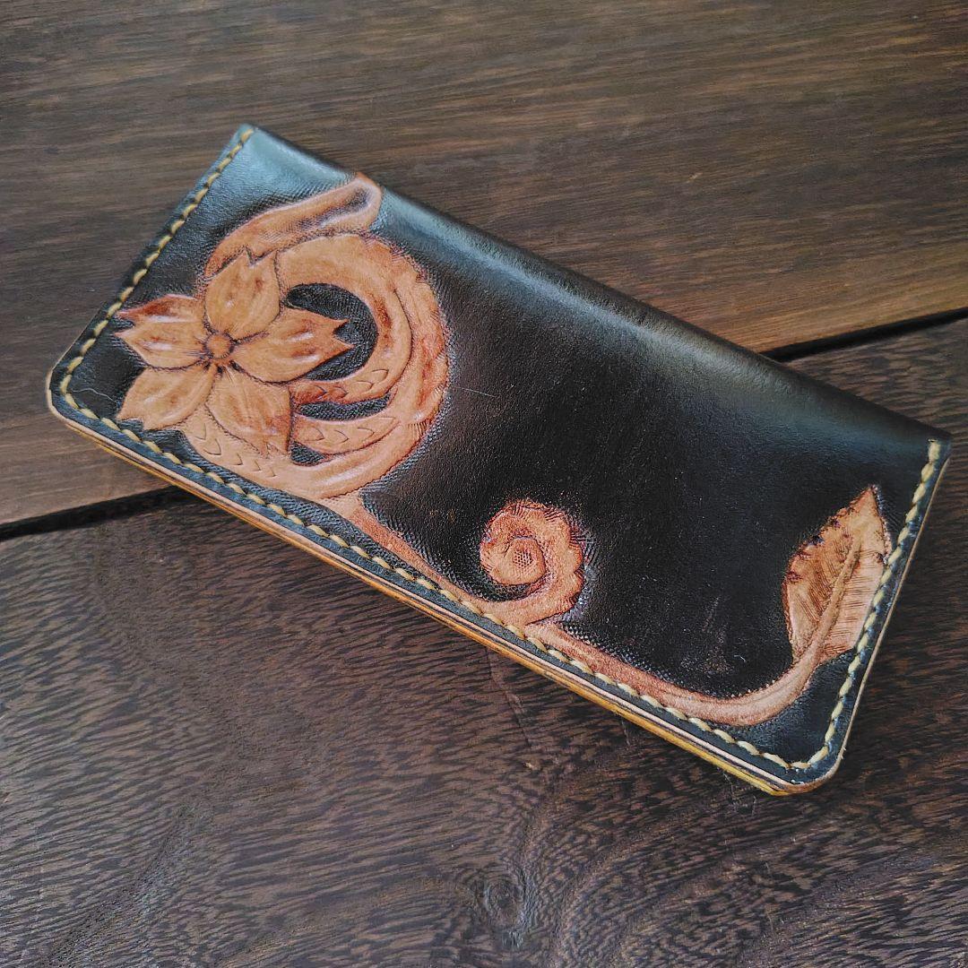 トラッカーウォレット 手染め 黒 　 花のカービング (71)