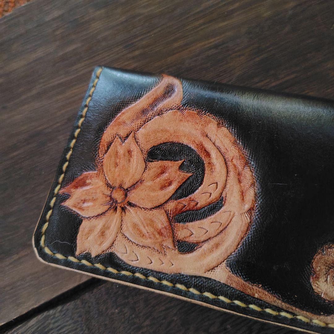 トラッカーウォレット 手染め 黒 　 花のカービング (71)